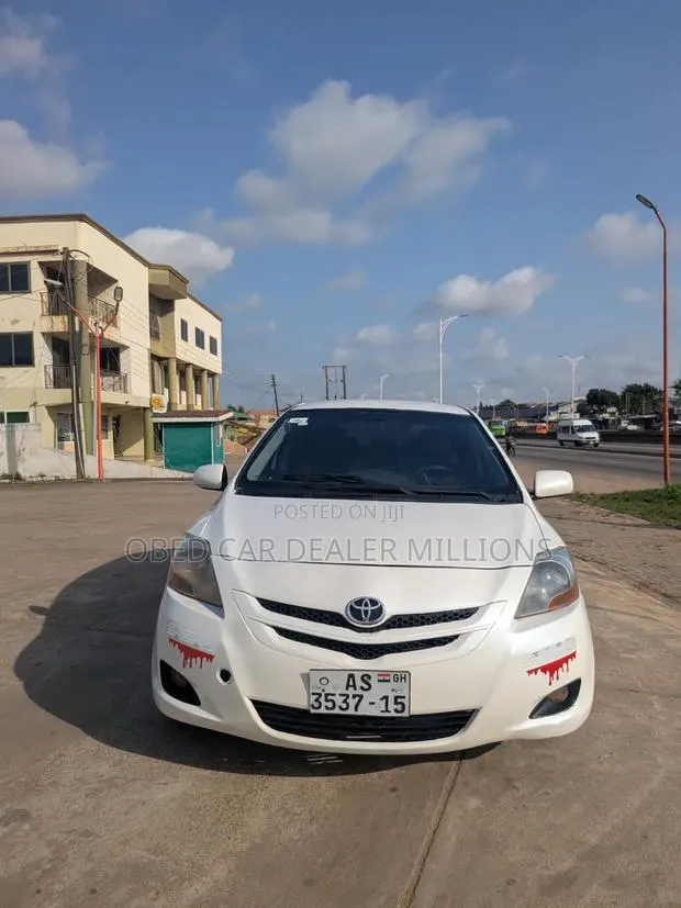 Toyota Yaris 2008 White · Photo 1