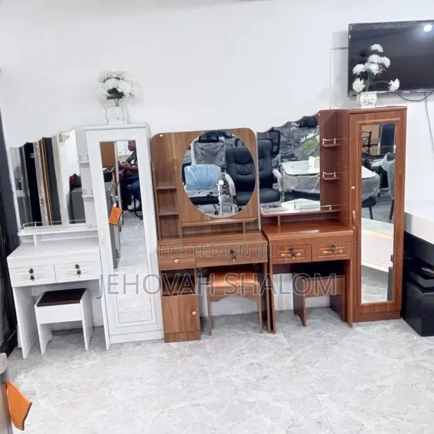 WOODEN Dressing Room · Photo 1