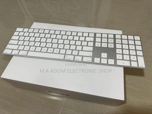 Magic Keyboard With Touch ID · Photo 1