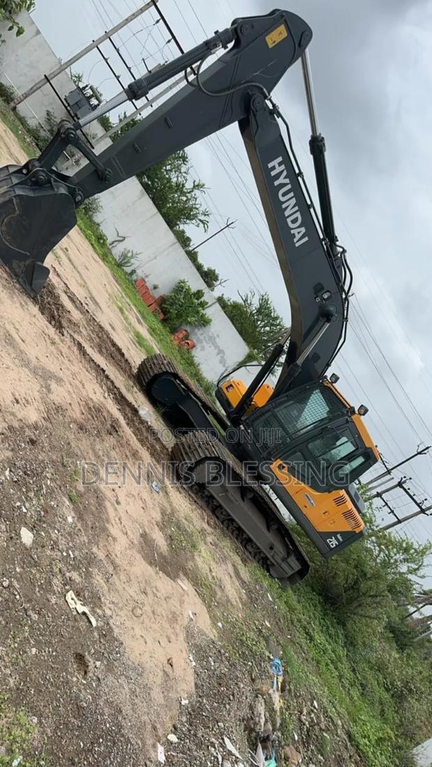 Hyundai Excavator · Photo 2