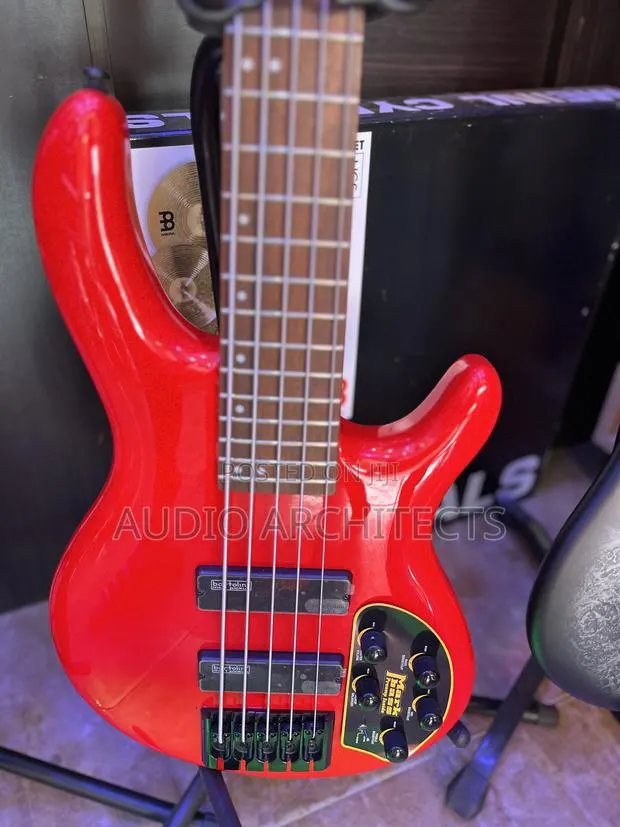 Cort C5 Deluxe Five Strings Bass Guitar · Photo 1