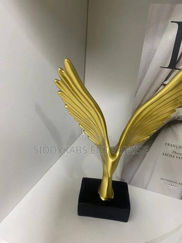 Golden Statue for Decor · Photo 1