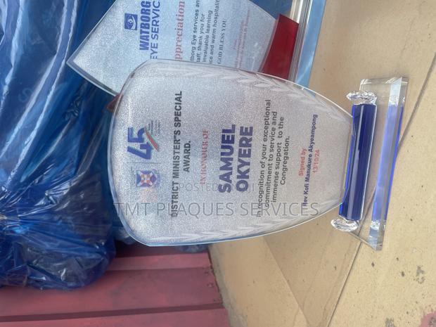 All Glass Award Plaque for Your Awards and Events · Photo 6