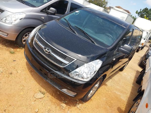 Hyundai Starex 2011 Black · Photo 1