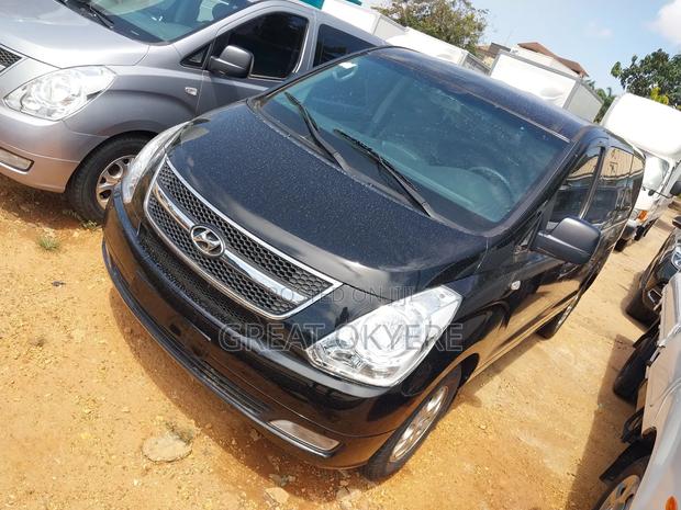 Hyundai Starex 2011 Black · Photo 2