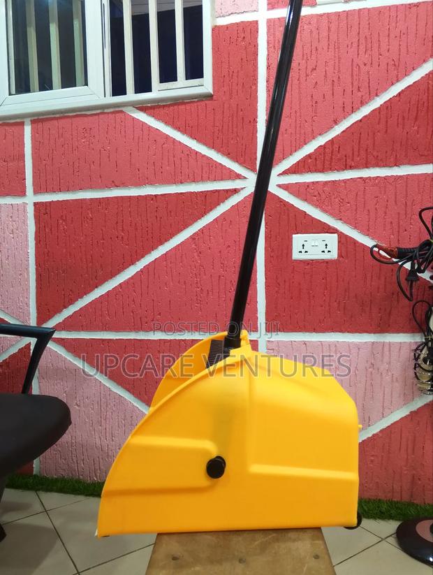 Heavy Duty Lobby Dustpan With Long Handle · Photo 1