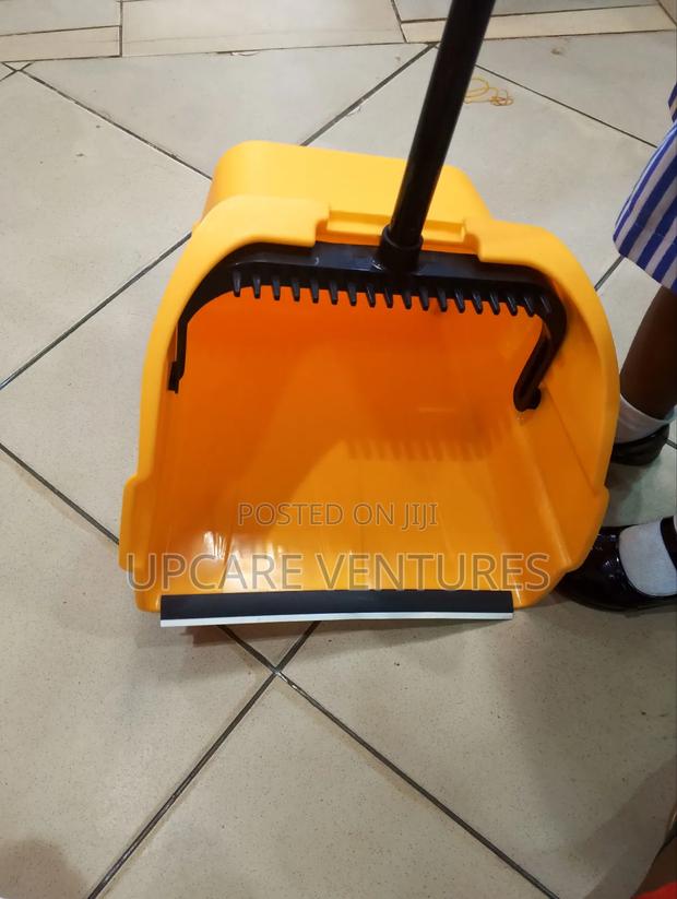 Heavy Duty Lobby Dustpan With Long Handle · Photo 2