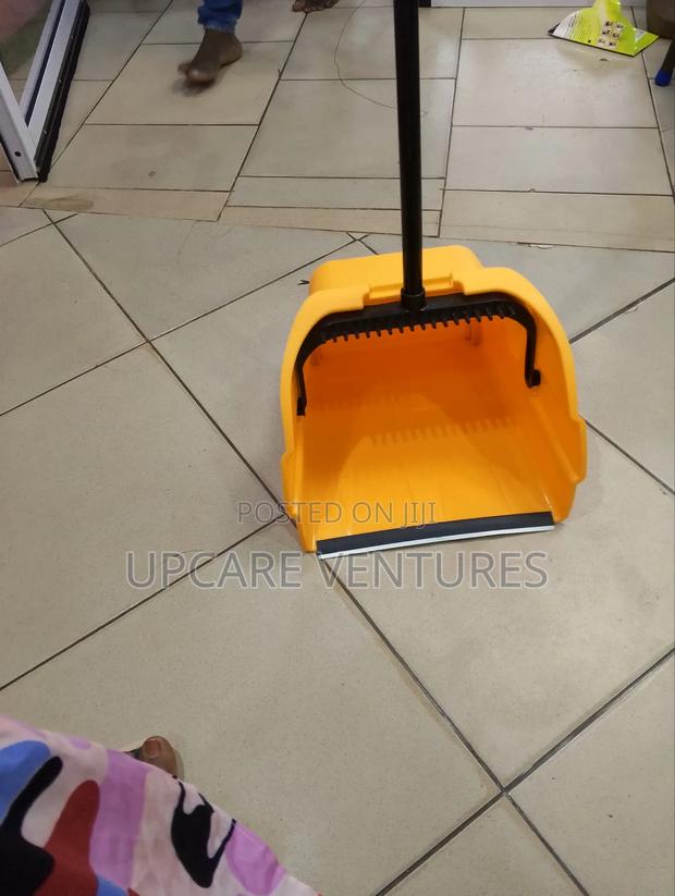 Heavy Duty Lobby Dustpan With Long Handle · Photo 3