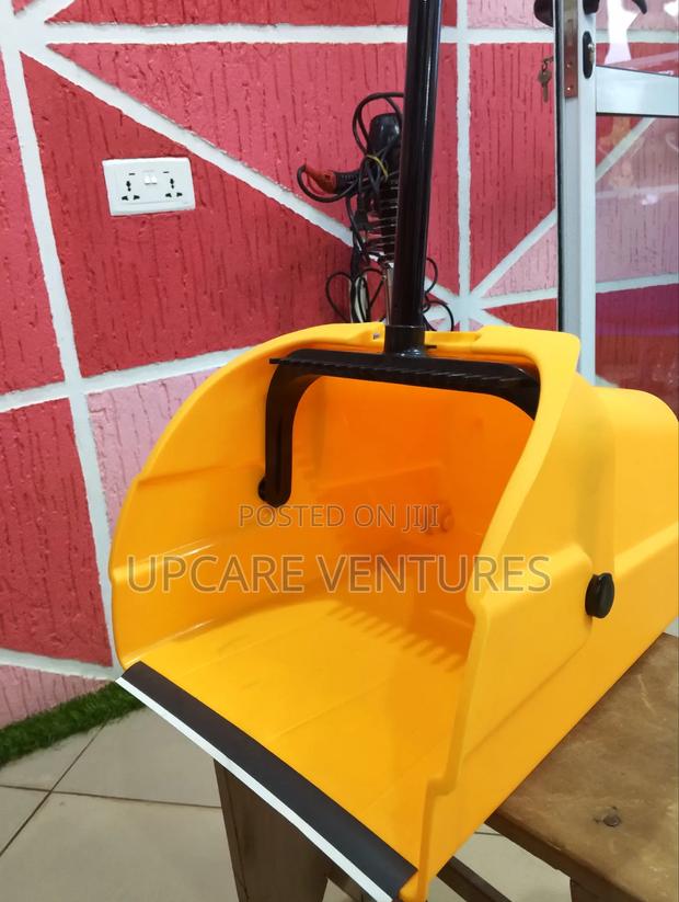 Heavy Duty Lobby Dustpan With Long Handle · Photo 4