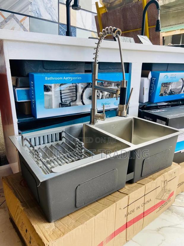 Cabinet Sink With Pull Out Tap · Photo 1