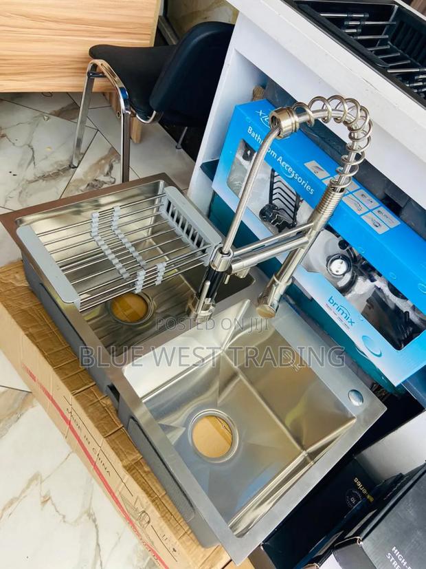 Cabinet Sink With Pull Out Tap · Photo 2