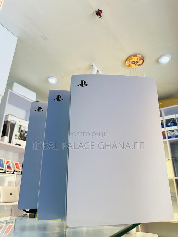 Standard Ps5 With Multiple Games · Photo 3