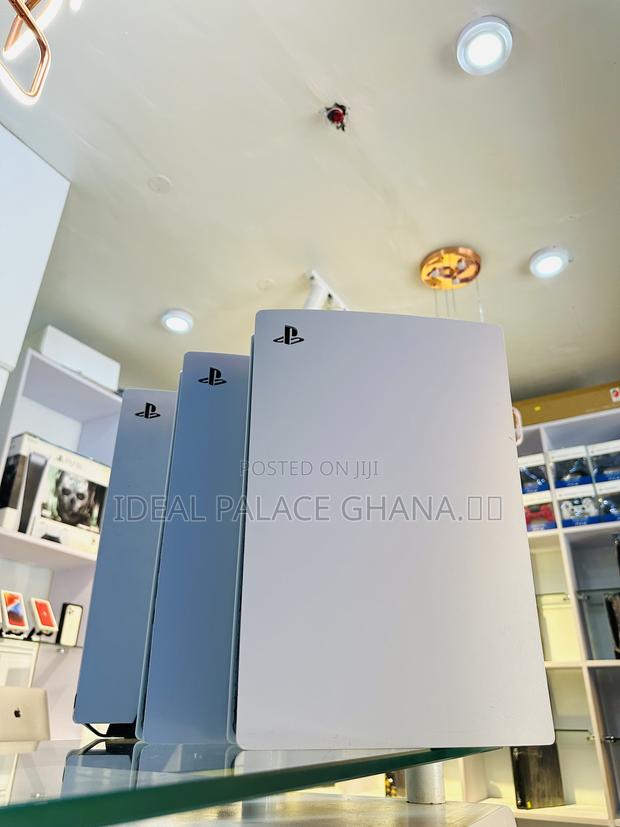 Standard Ps5 With Multiple Games · Photo 1