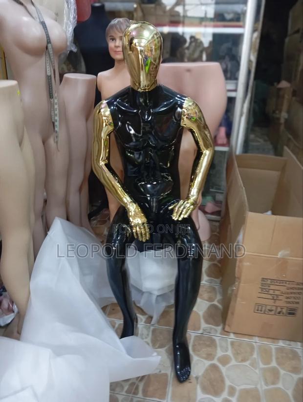 Sitting Mena Mannequins · Photo 2