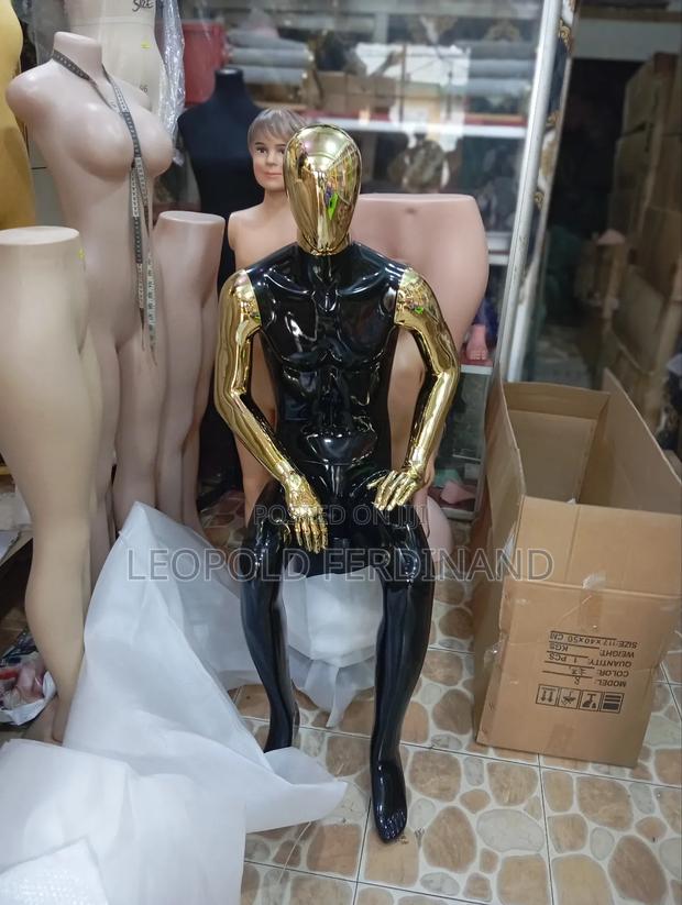 Sitting Mena Mannequins · Photo 3