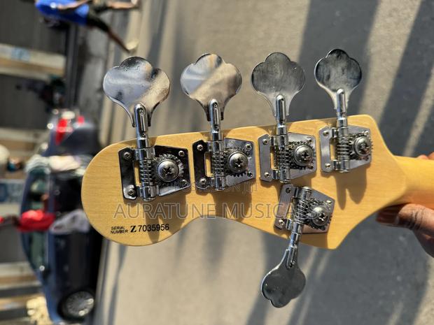 Fender Passive Jazz Bass Guitar · Photo 4