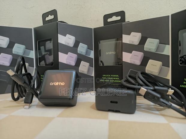 Oraimo 20w Powercube Charger + C-to-C/C-to-Lightning Cable · Photo 5