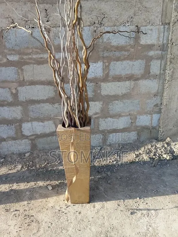 Golden Long Flower Pot · Photo 1