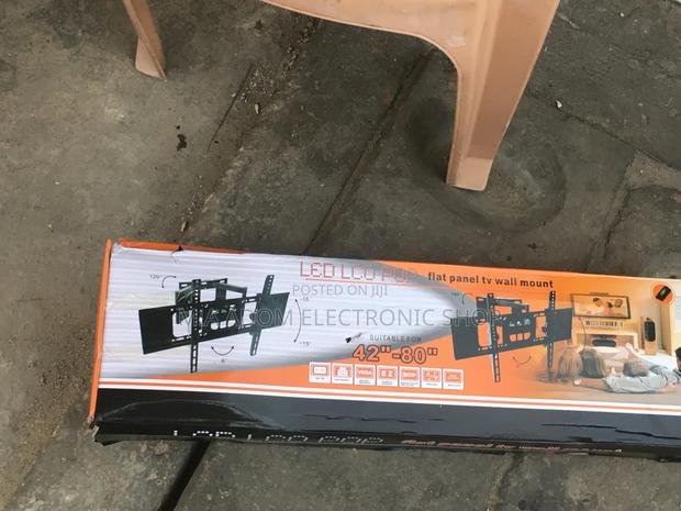 Flexible Tv Bracket for Tv Between 32”-80” · Photo 1