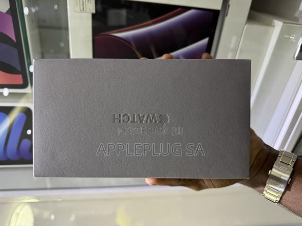 Apple Watch Ultra 2 Black Titanium · Photo 1