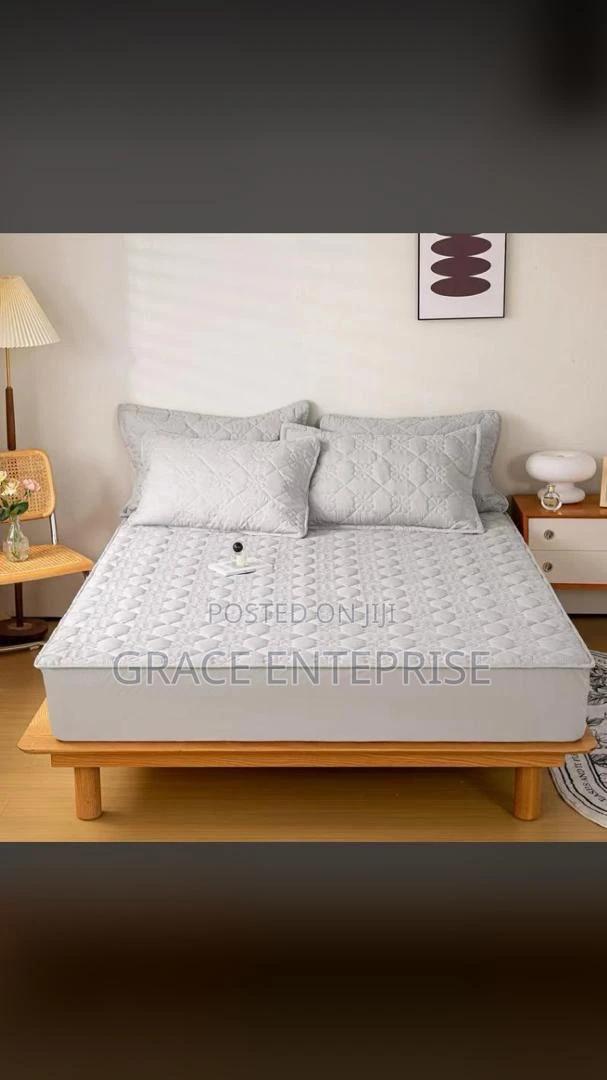 Ultra Modern Waterproof Bed Cover Available in Diff Color · Photo 1