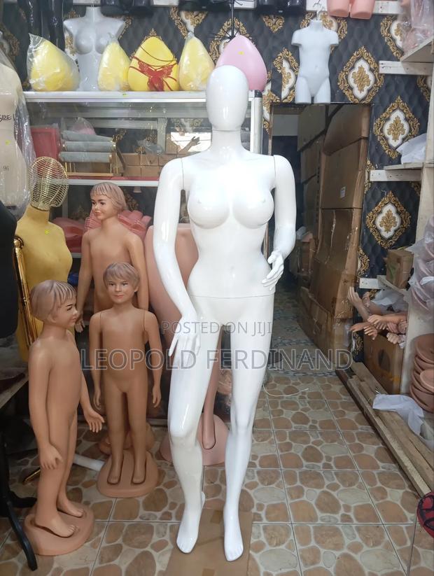 White Big Burst Female Mannequins · Photo 2