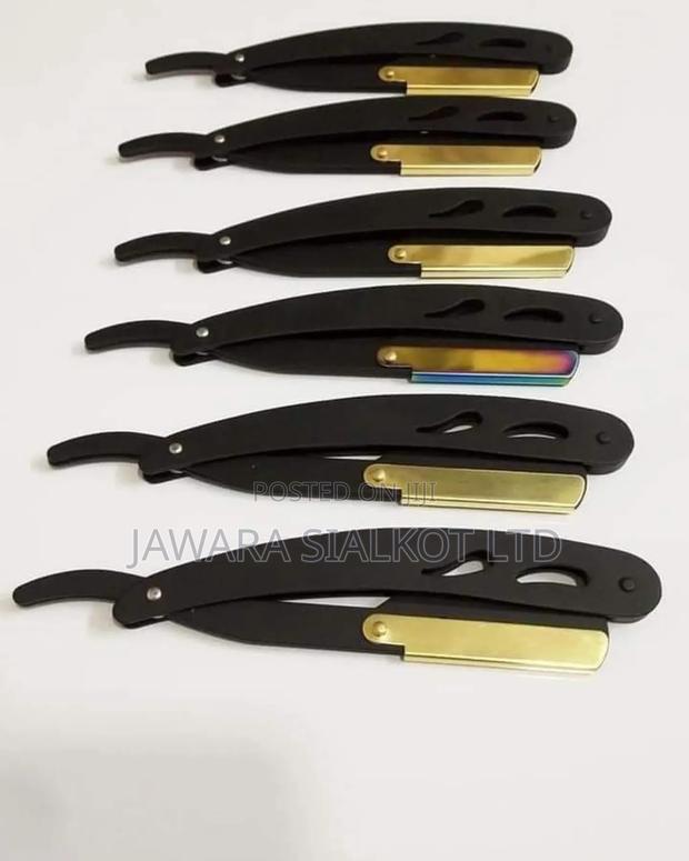 Barber Shaving Razor With Golden Head · Photo 1