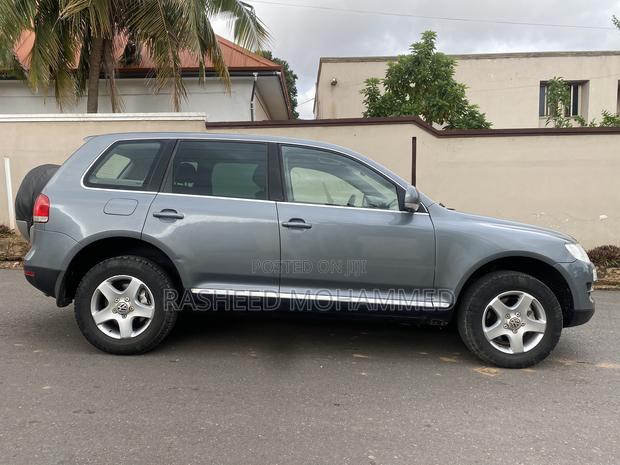 Volkswagen Touareg 3.0 V6 TDI 2005 Gray · Photo 3