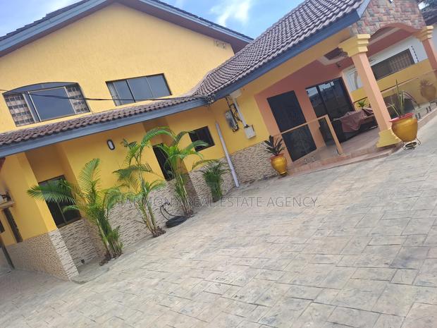 Furnished 5bdrm House in West Legon for rent · Photo 1