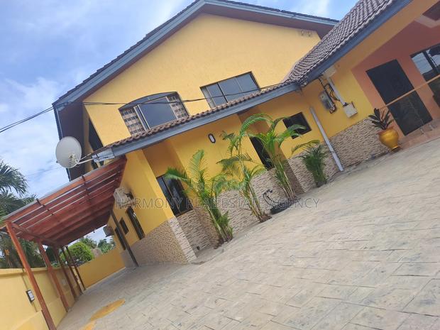 Furnished 5bdrm House in West Legon for rent · Photo 2