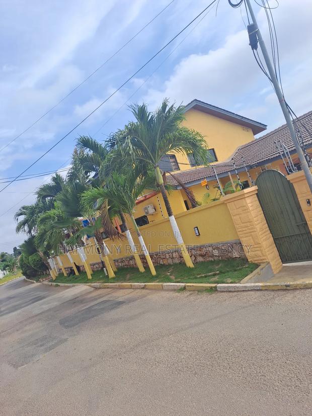 Furnished 5bdrm House in West Legon for rent · Photo 3