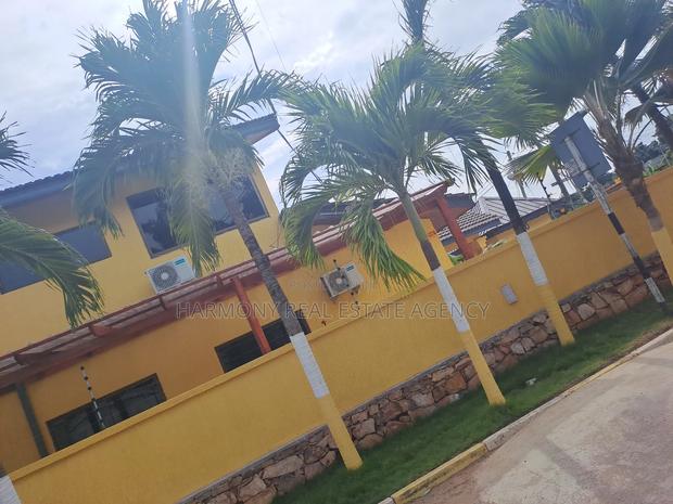 Furnished 5bdrm House in West Legon for rent · Photo 4