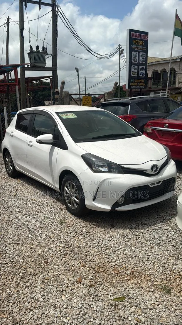 Toyota Vitz 2015 White · Photo 1