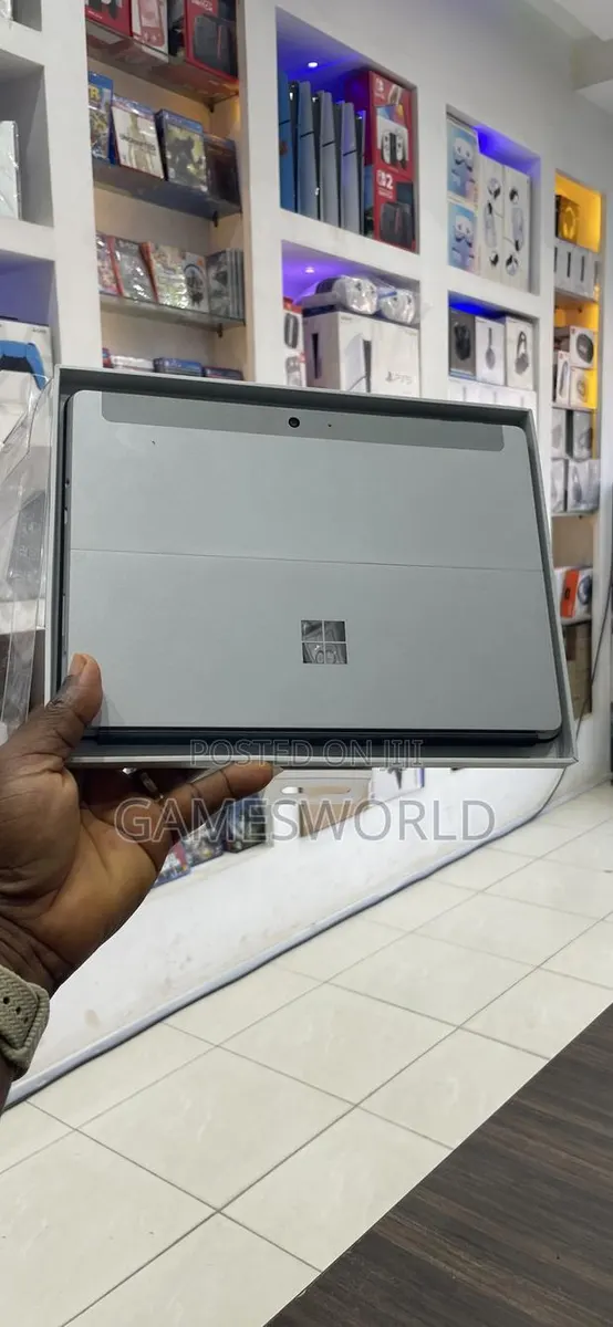 New Laptop Microsoft Surface Go 8GB Intel SSD 128GB · Photo 1