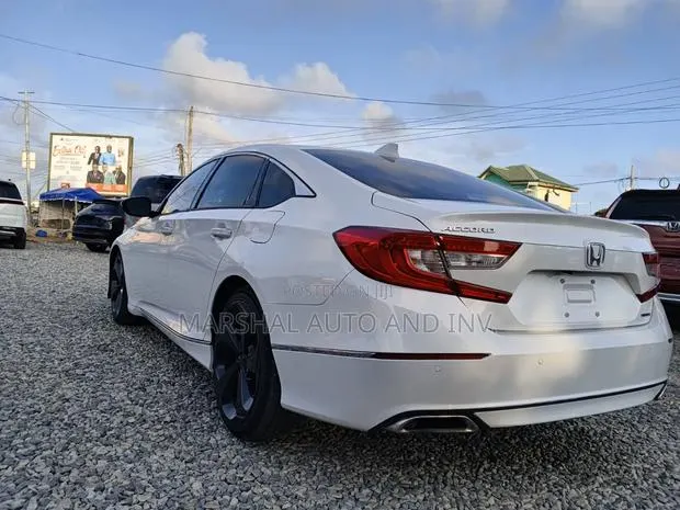 Honda Accord Touring 2018 White · Photo 1