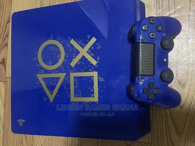Limited Edition Days of Play PS4 Slim · Photo 1