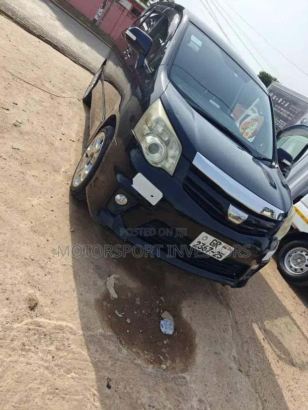 Toyota Noah 2.0 AWD (7 Seater) 2016 Black · Photo 1