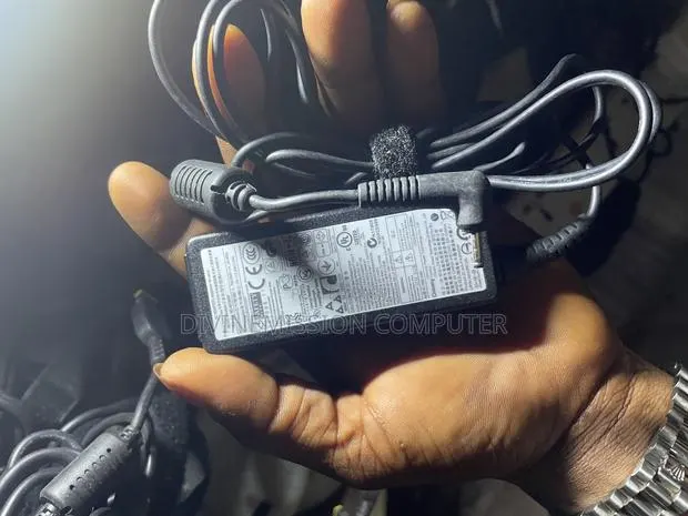 Samsung Laptop Charger/Adapter Small Pin 12v~3.33a · Photo 1