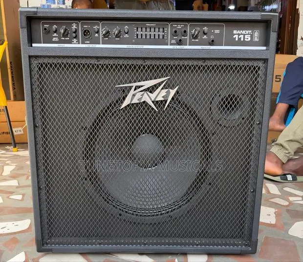 Peavey Bandit 115 Bass Guitar Combo Amplifier · Photo 1