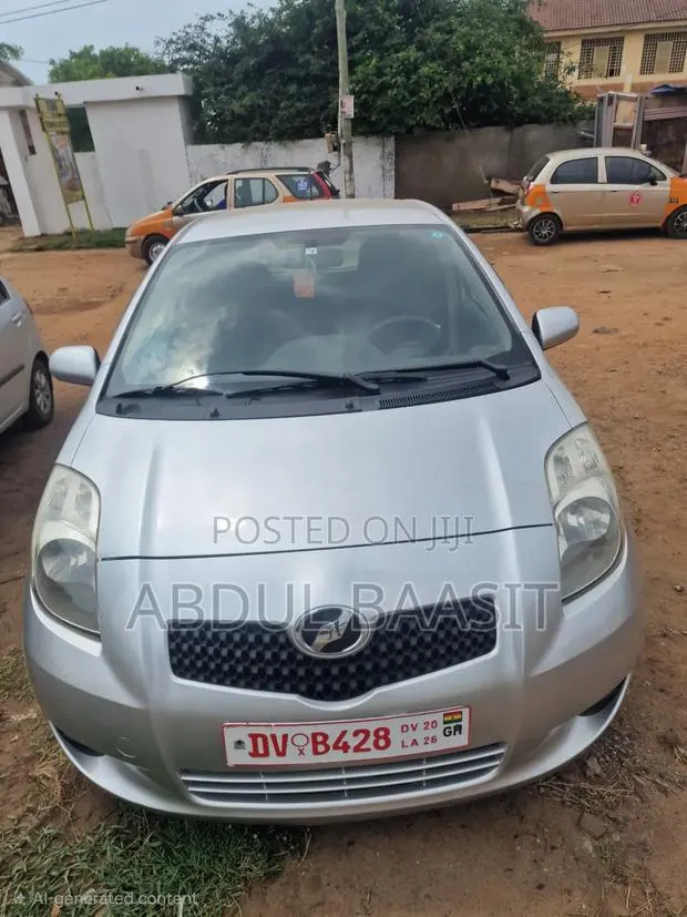 Toyota Vitz 2010 Silver · Photo 1