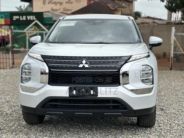 Mitsubishi Outlander 2022 White · Photo 1