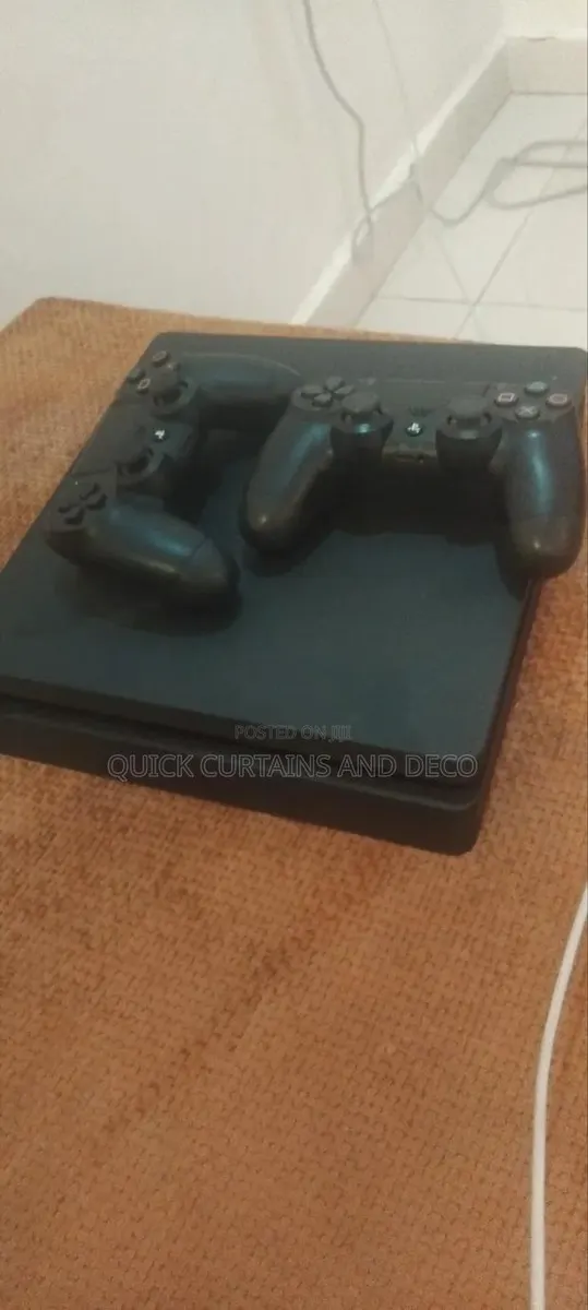 Ps4 Slim With 2 Joysticks · Photo 1