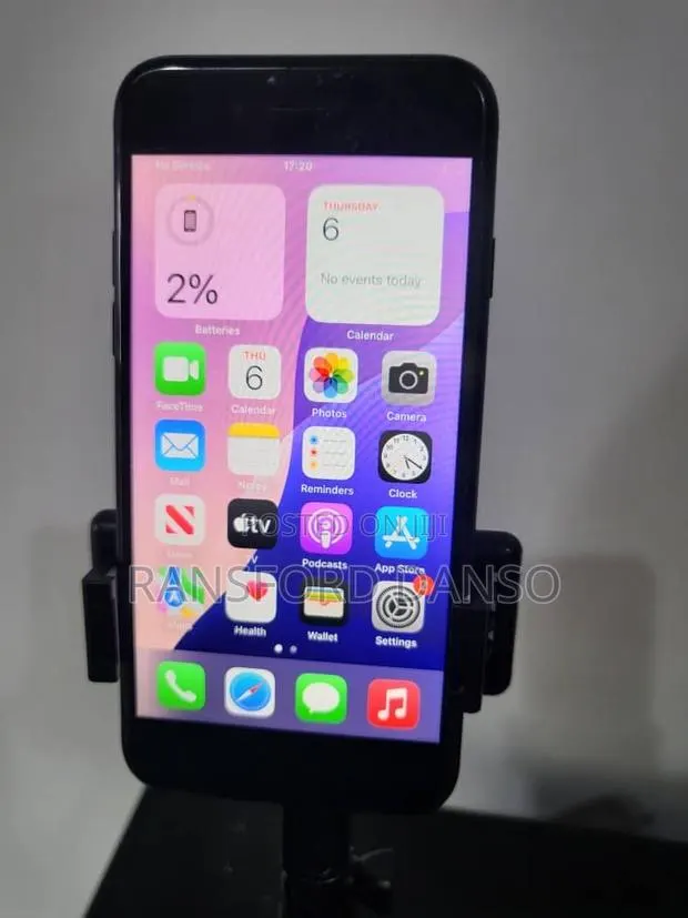 Apple iPhone SE 64 GB Black · Photo 1