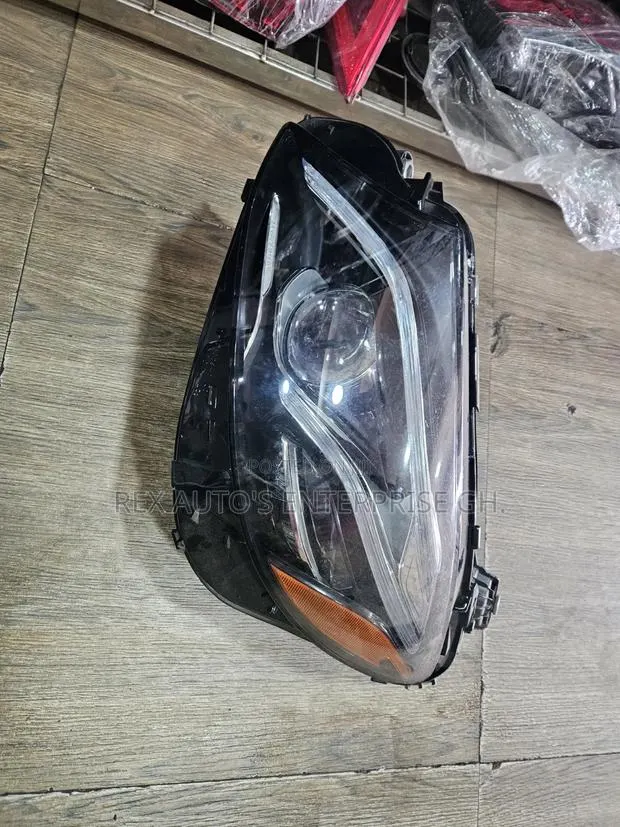W213 /E300 Headlight Light (One Side) · Photo 1