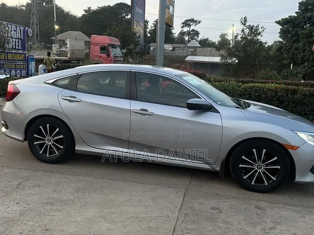 Honda Civic LX Sedan 2018 Silver · Photo 1