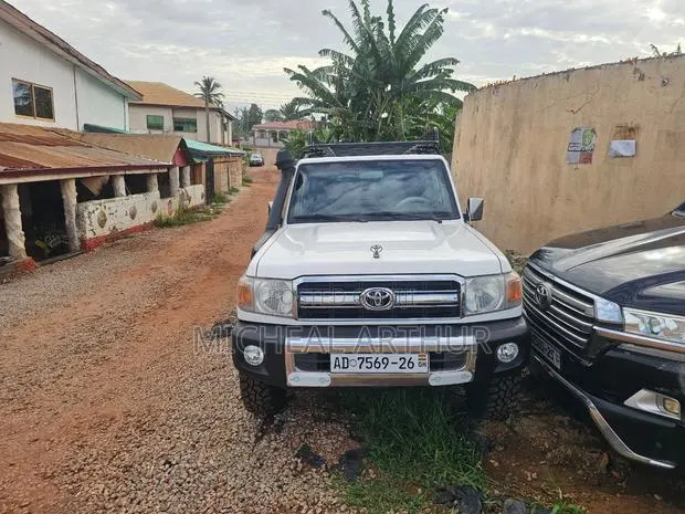 Toyota Land Cruiser 2014 White · Photo 1