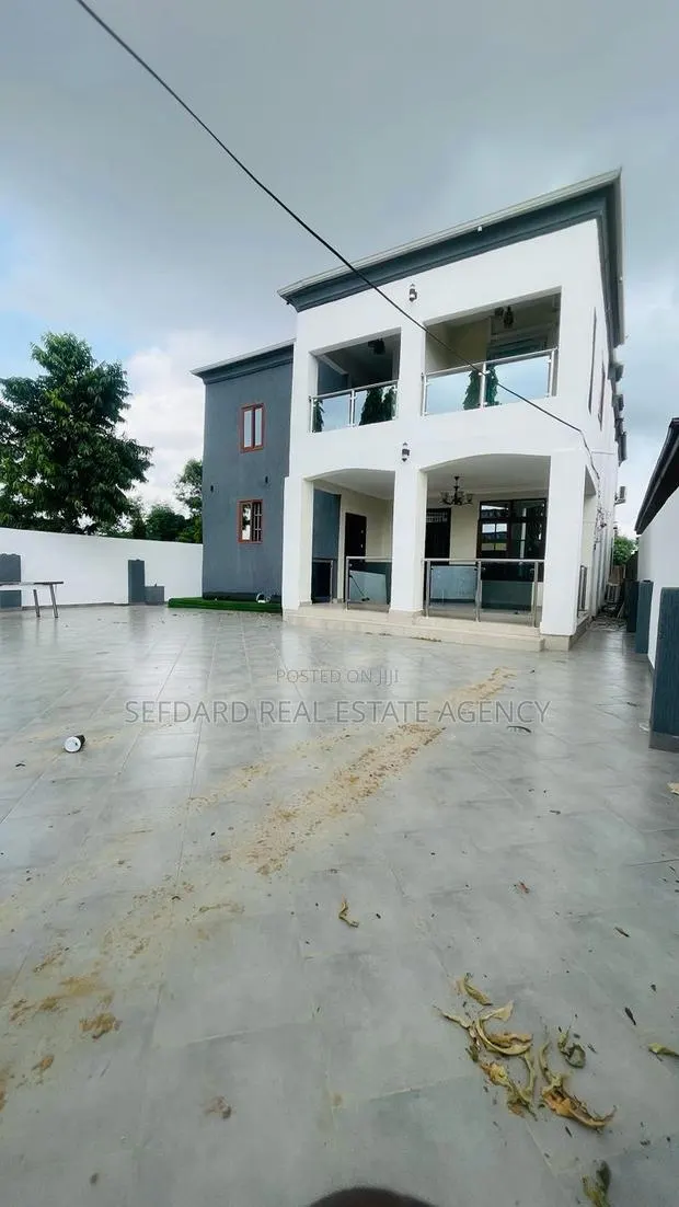 Furnished 6bdrm Duplex in Sefdard Properties, Ablekuma for sale · Photo 1