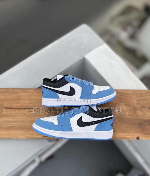 Air Jordan Retro 1 Low University Blue · Photo 1