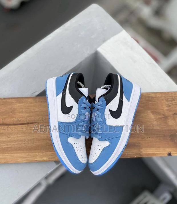 Air Jordan Retro 1 Low University Blue · Photo 2
