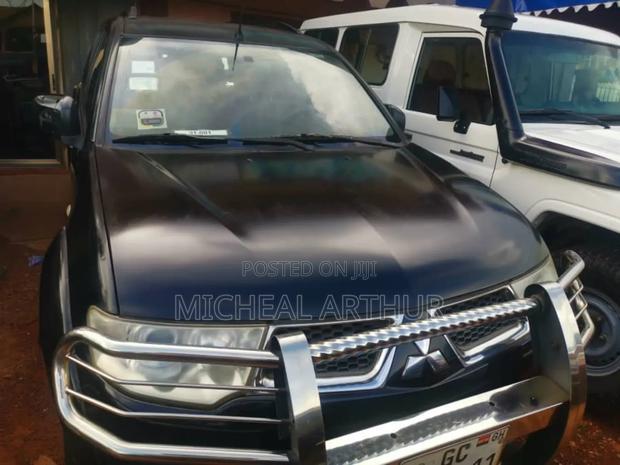 Mitsubishi Pajero 3.2 Di-Dc GLS 2011 Black · Photo 2